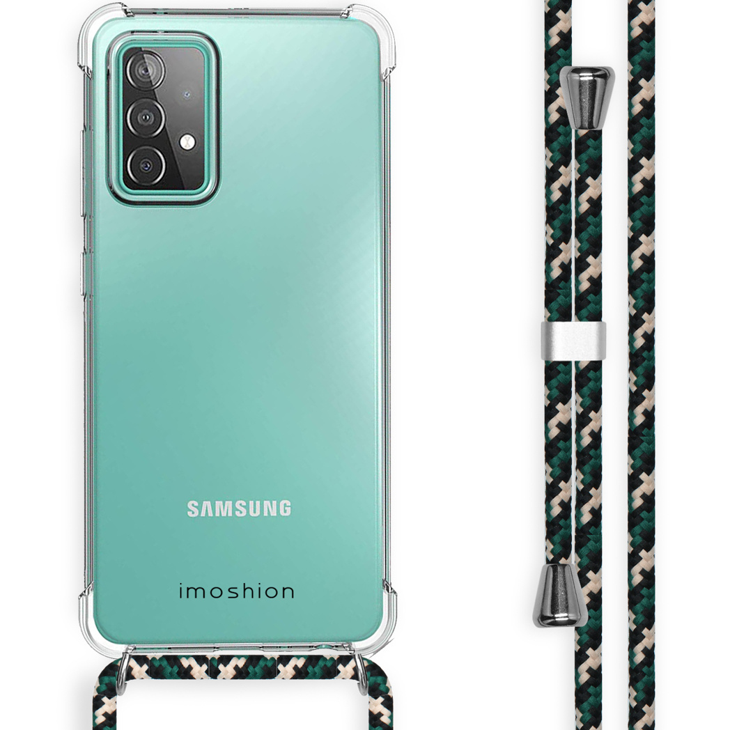 Coque de téléphone transparente avec une lanière à motifs verts et noirs. Le téléphone est un Samsung.