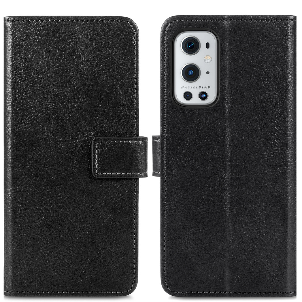 Étui de téléphone en cuir noir. Vues ouvertes et fermées. Le téléphone a trois caméras et le mot HASSELBLAD.