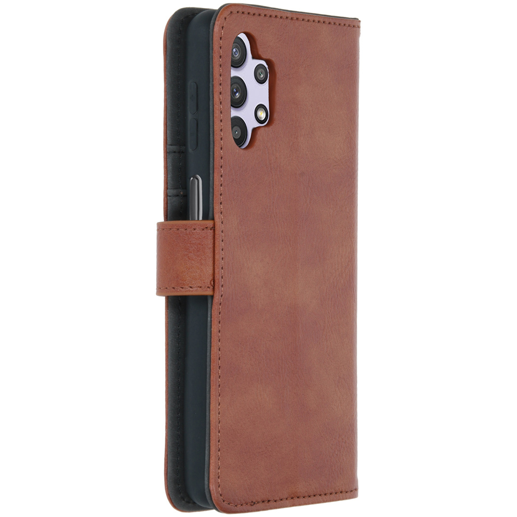 Étui de téléphone en cuir marron avec fermoir.