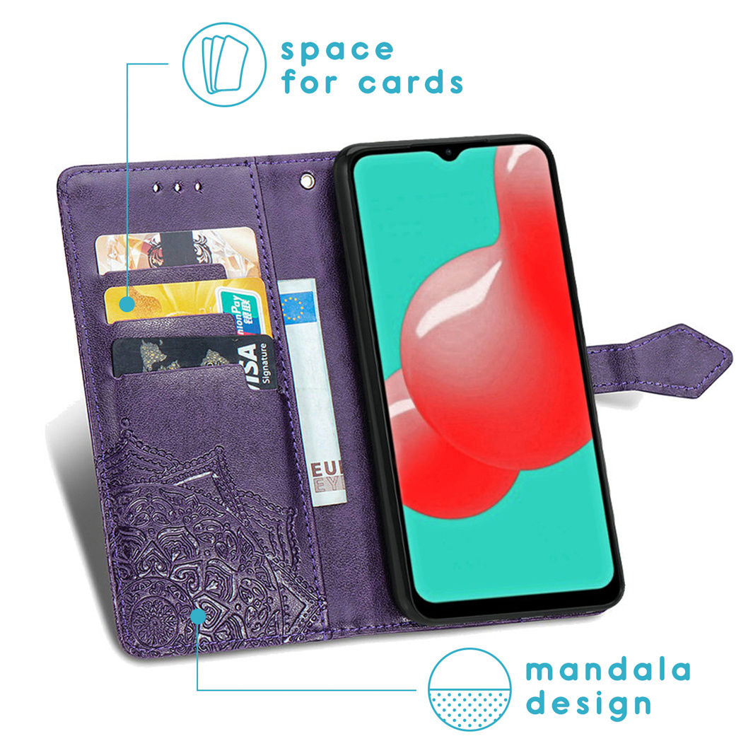 Paarse telefoonhoes met kaarten en telefoon. Mandala design zichtbaar. Tekst: ruimte voor kaarten.