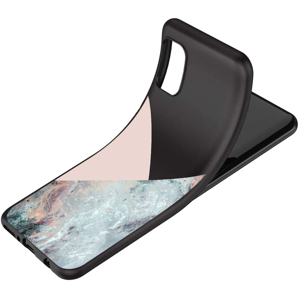 Een zwart telefoonhoesje met een kleurrijk ontwerp op de achterkant.