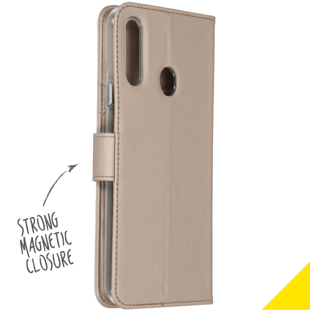 Telefoonhoes gesloten, zijkant met tekst 'sterke magnetische sluiting'. Lichtroze kleur.