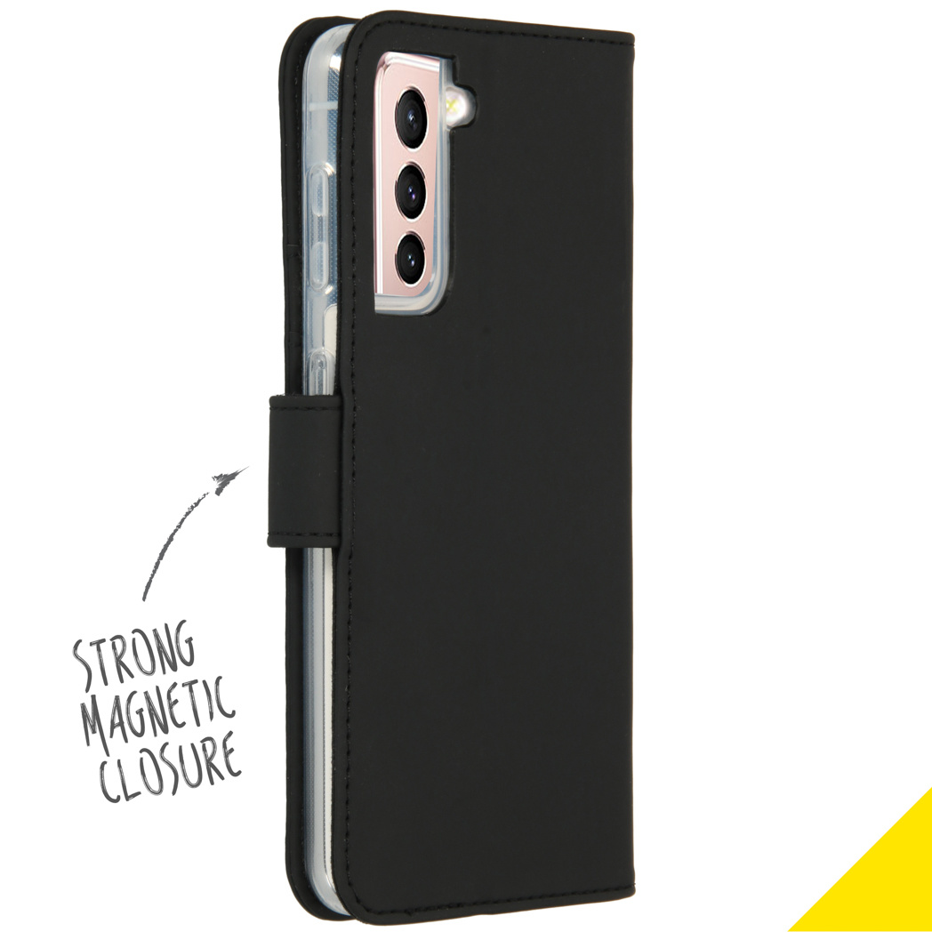 Zwarte telefoonhoes met magnetische sluiting en telefoon erin. De tekst 'STRONG MAGNETIC CLOSURE' is zichtbaar.