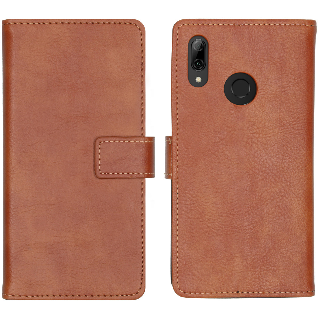 Étui de téléphone en cuir marron, ouvert, avec fermoir. Fond blanc.
