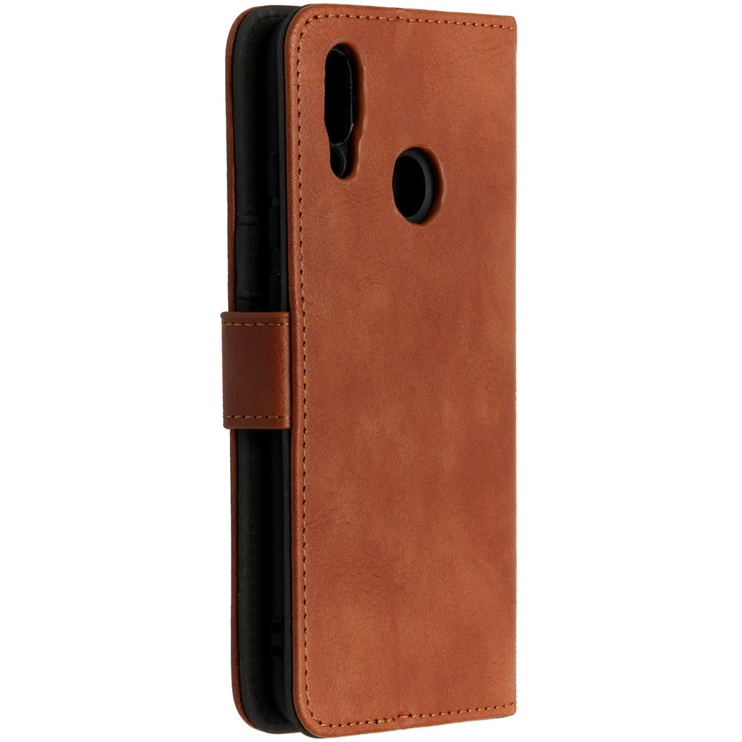 Étui de téléphone en cuir marron fermé. L'étui a une texture lisse.