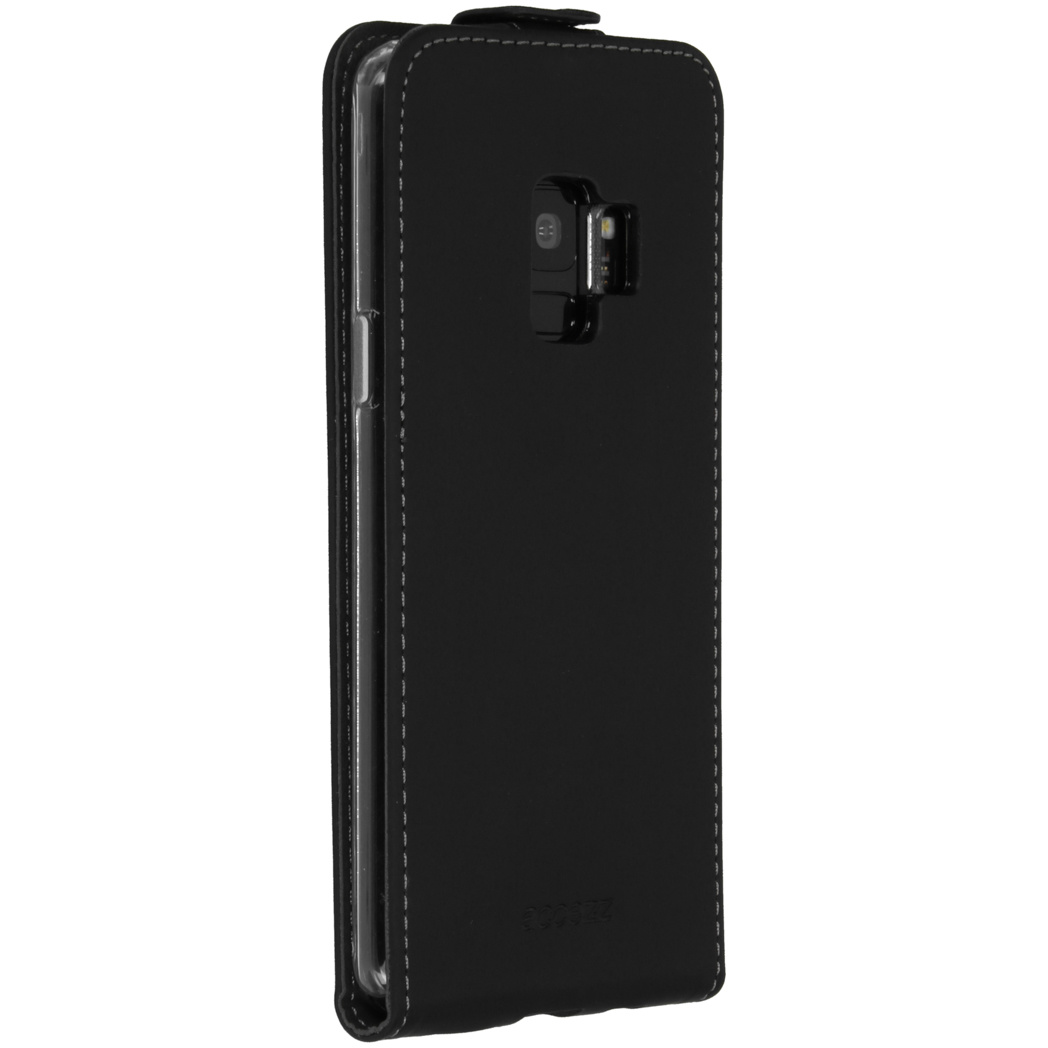 Zwarte telefoonhoes met zichtbare stiksels. De telefoon staat rechts.