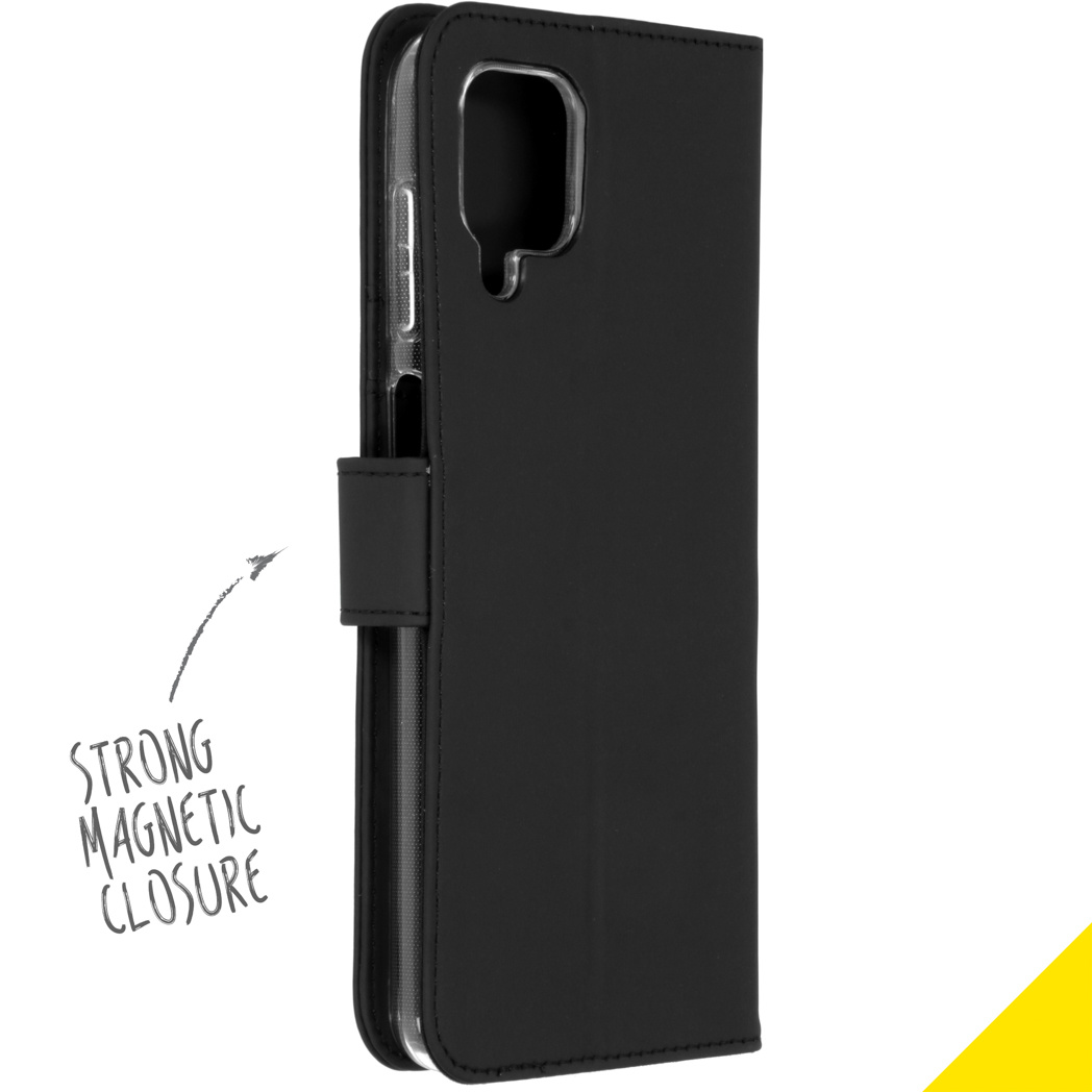 Zwarte telefoonhoes gesloten. Pijl naar tekst: Sterke magnetische sluiting. Geel oppervlak.