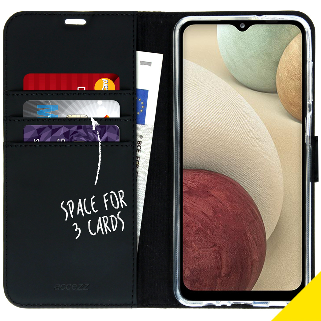 Zwarte telefoonhoes open, met een telefoon, creditcards en geld erin.