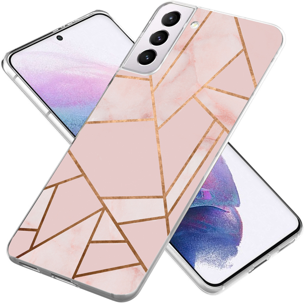 Roze telefoonhoes met gouden geometrisch ontwerp en gouden lijnen op een witte achtergrond.