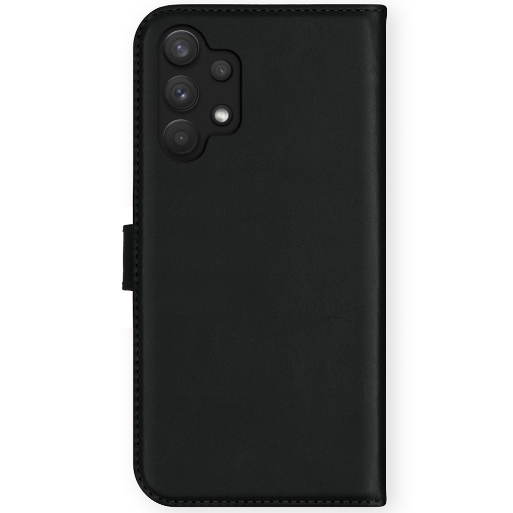 Custodia per telefono nera con tre fotocamere, su sfondo bianco.