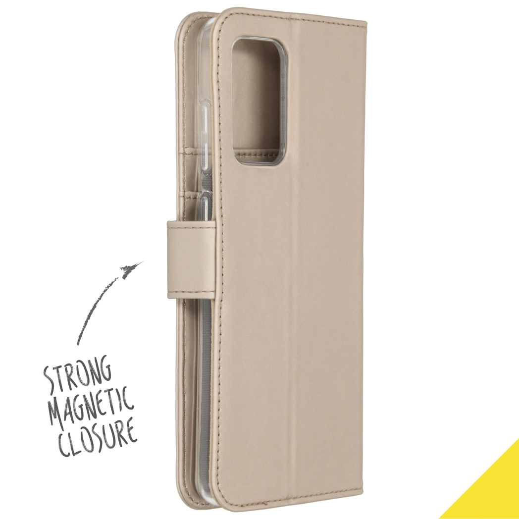 Beige telefoonhoes, open. Tekst magnetische sluiting met pijl. Witte achtergrond.