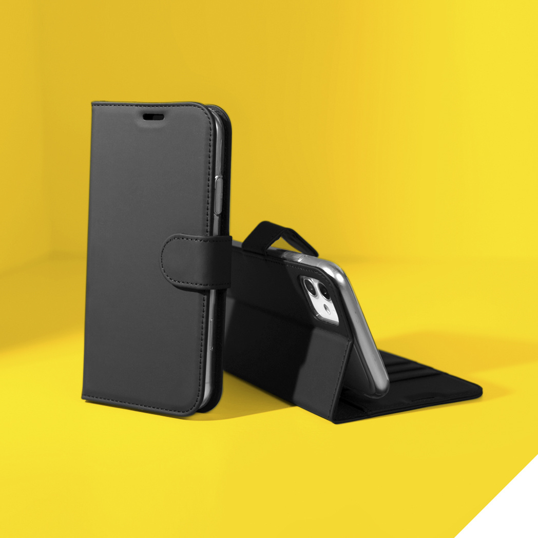 Zwarte telefoonhoesjes op gele achtergrond. Eén is gesloten, de andere is open met een telefoon.
