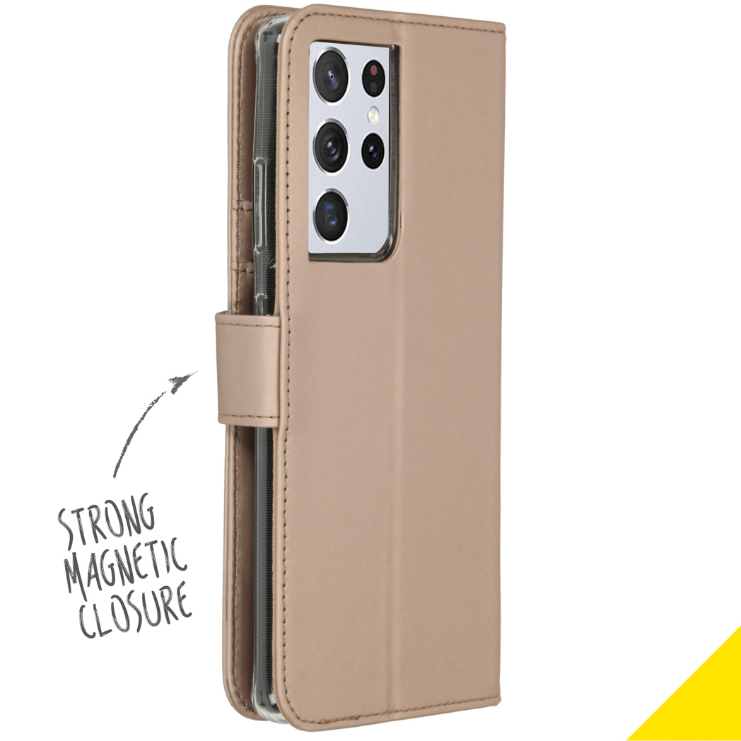 Beige telefoonhoes met magnetische sluiting, met een witte achtergrond.