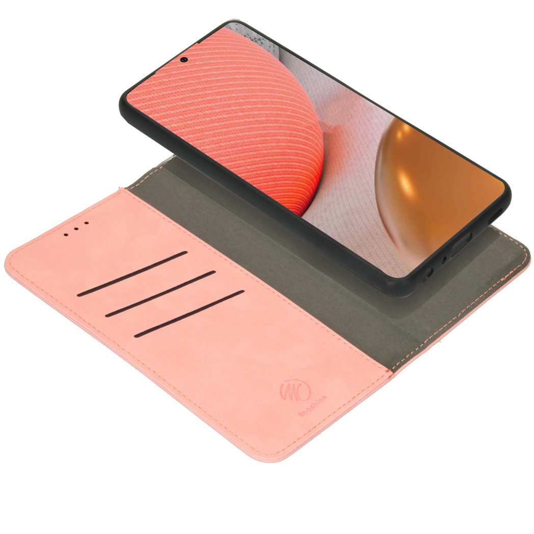 Étui de téléphone en cuir rose, téléphone dessus. Écran de téléphone noir affiché. L'intérieur a des fentes.