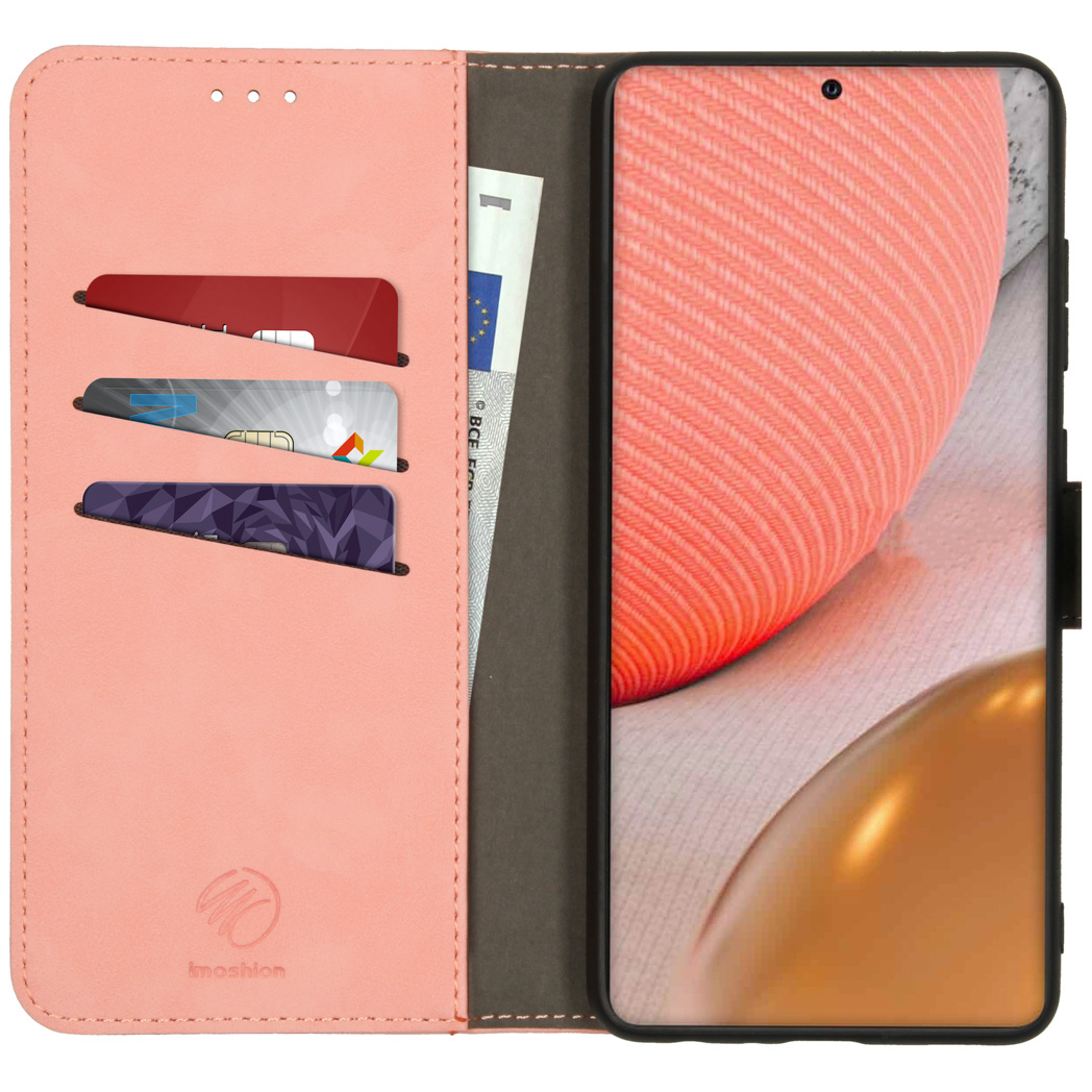 Étui rose avec fentes pour cartes et poche à monnaie. Écran du téléphone visible.