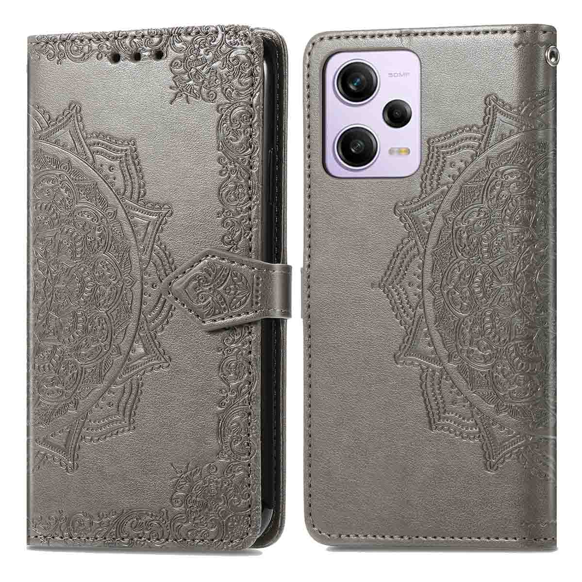 Un étui de téléphone gris avec un motif floral en relief, fermé par un fermoir. Un mandala est visible.