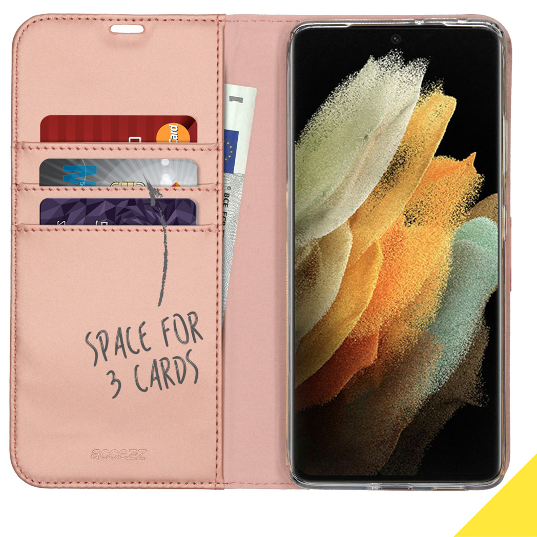 Roze telefoonhoesje met ruimte voor 3 kaarten. Een telefoon met een kleurrijke achtergrond is zichtbaar.