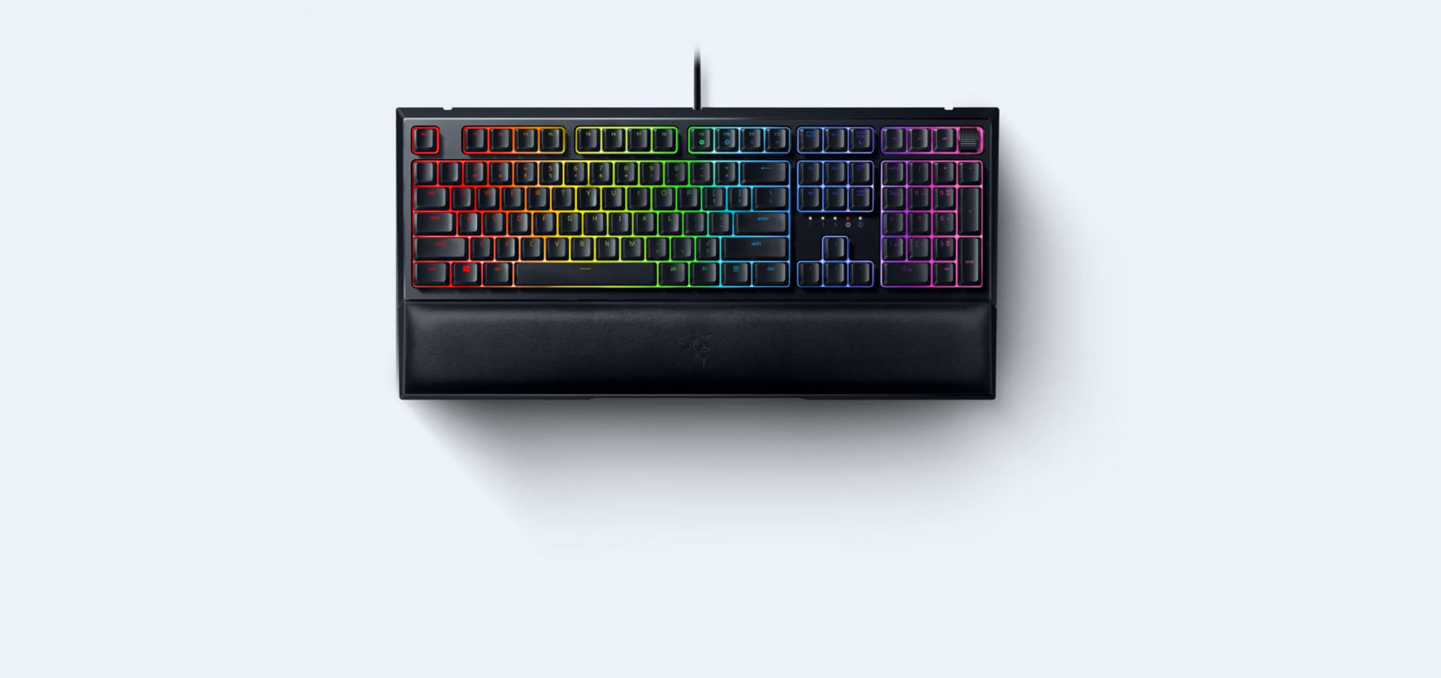 Schwarze Razer-Tastatur mit Handballenauflage, Draufsicht, weißer Hintergrund.