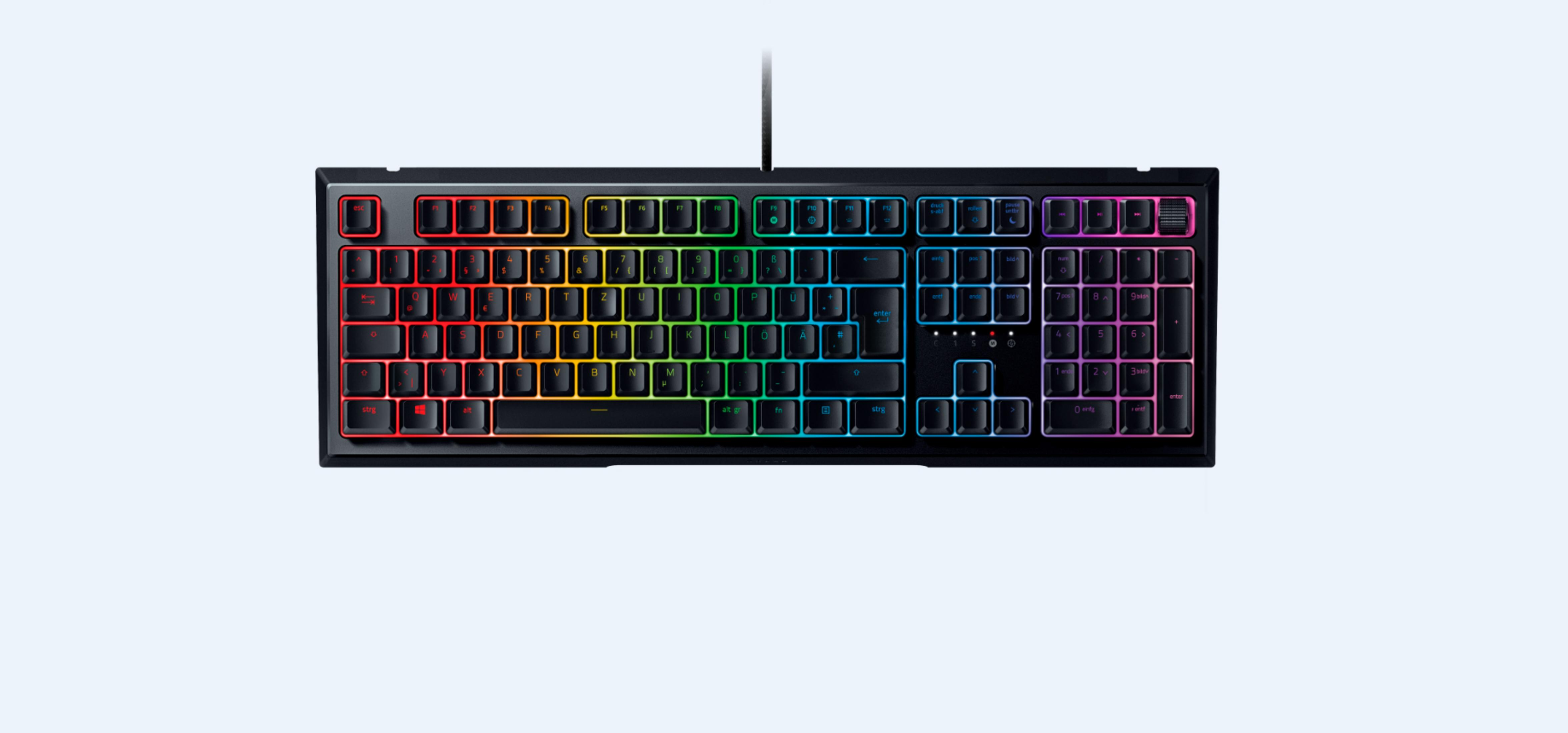 Schwarze Tastatur mit farbig beleuchteten Tasten. Die Tastatur ist auf hellblauem Hintergrund zentriert.