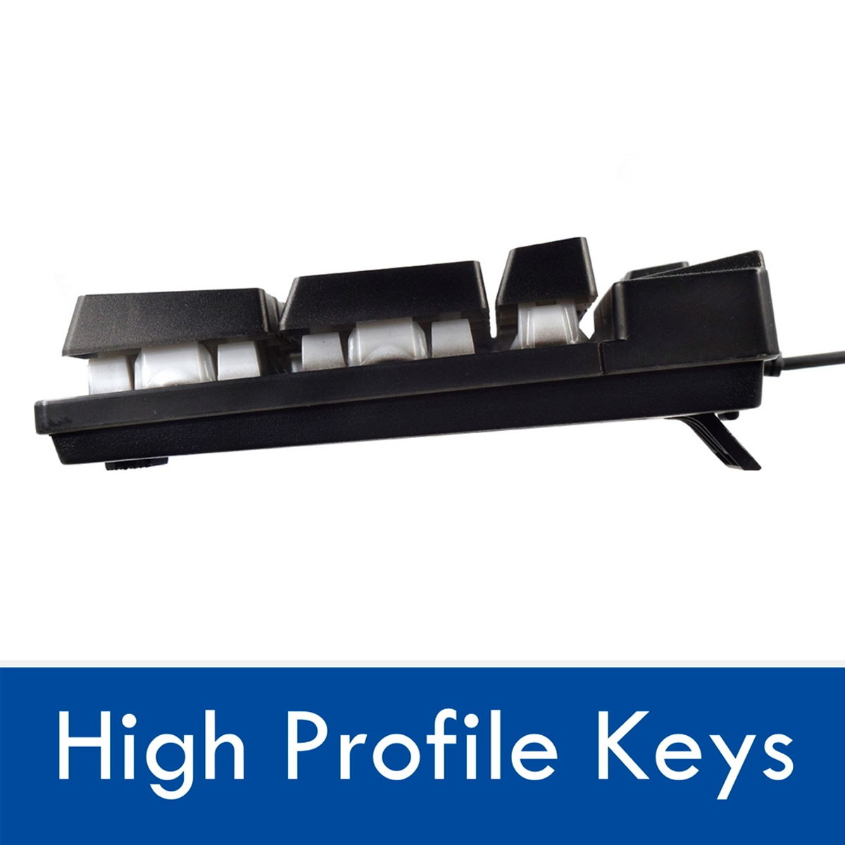 Zbliżenie z boku czarnej klawiatury z wysokoprofilowymi klawiszami na białym tle.