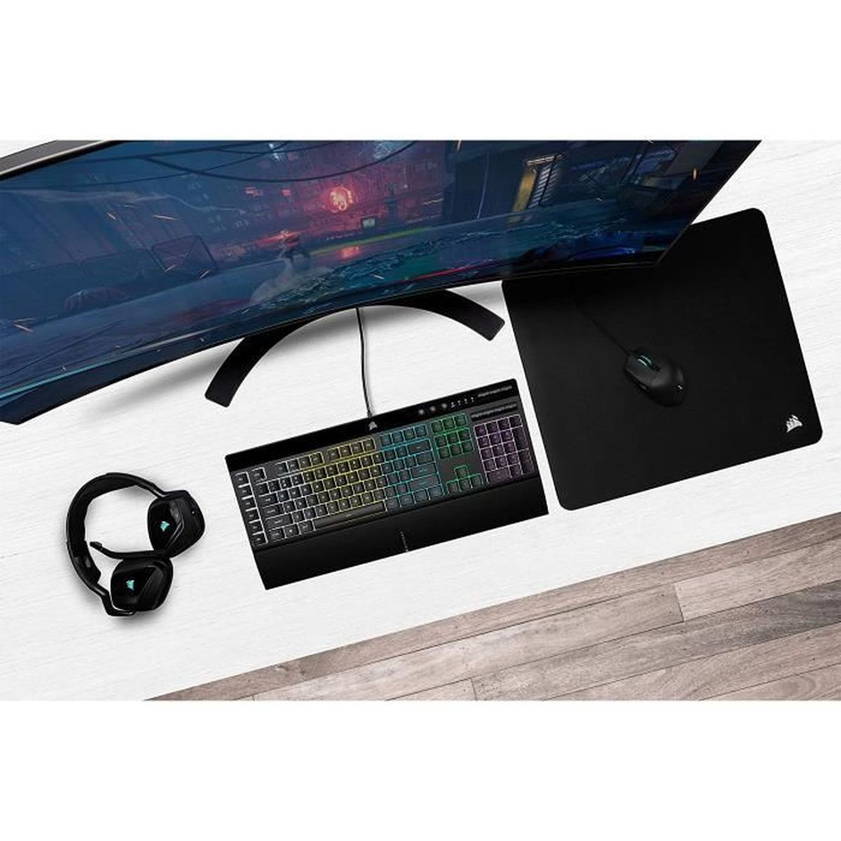 Zestaw z monitorem, klawiaturą, myszą i słuchawkami. Białe tło.