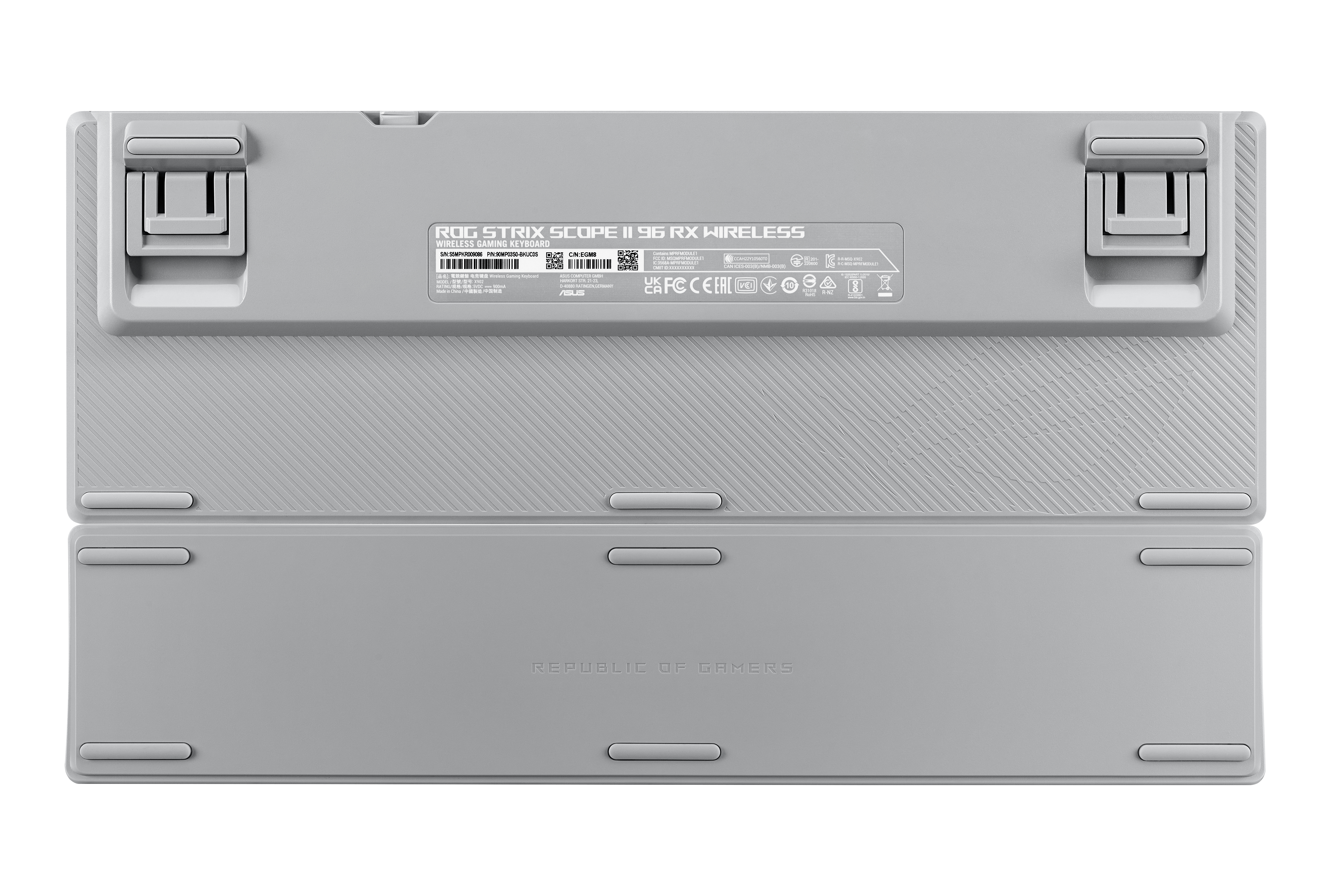Spód jasno szarej klawiatury. Posiada gumowe nóżki i etykietę produktu. Marka to ROG STRIX.