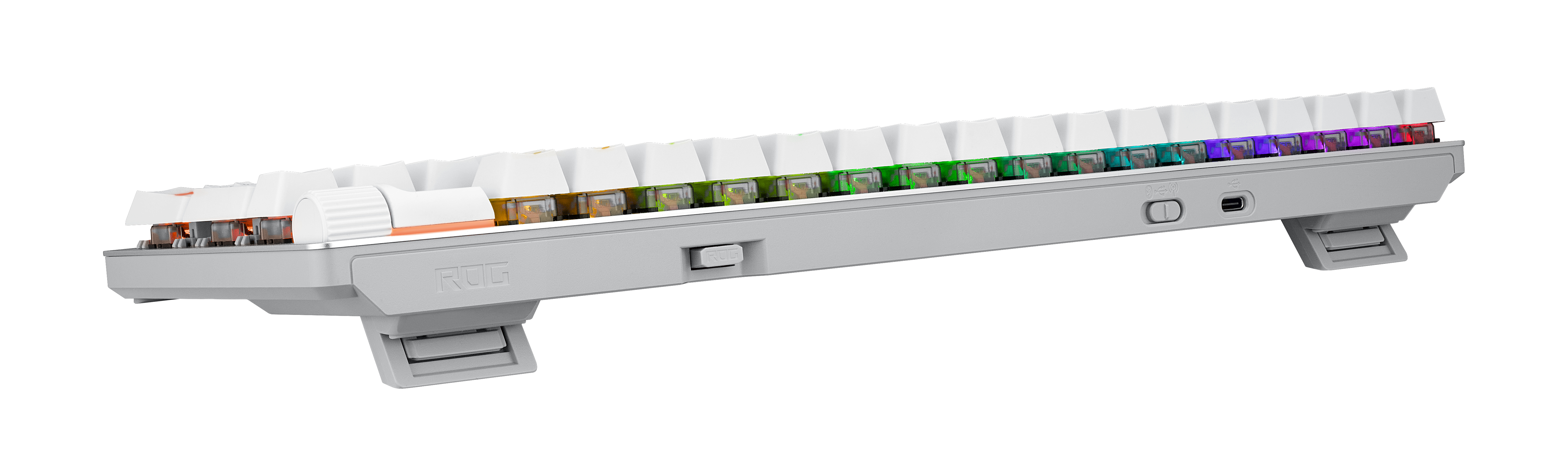 Biało-szara, pochylona klawiatura. Klawiatura znajduje się na białym tle.