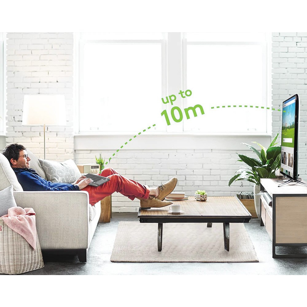 Mężczyzna używa laptopa na sofie. Telewizor w tle. Widoczny tekst 'up to 10m'.