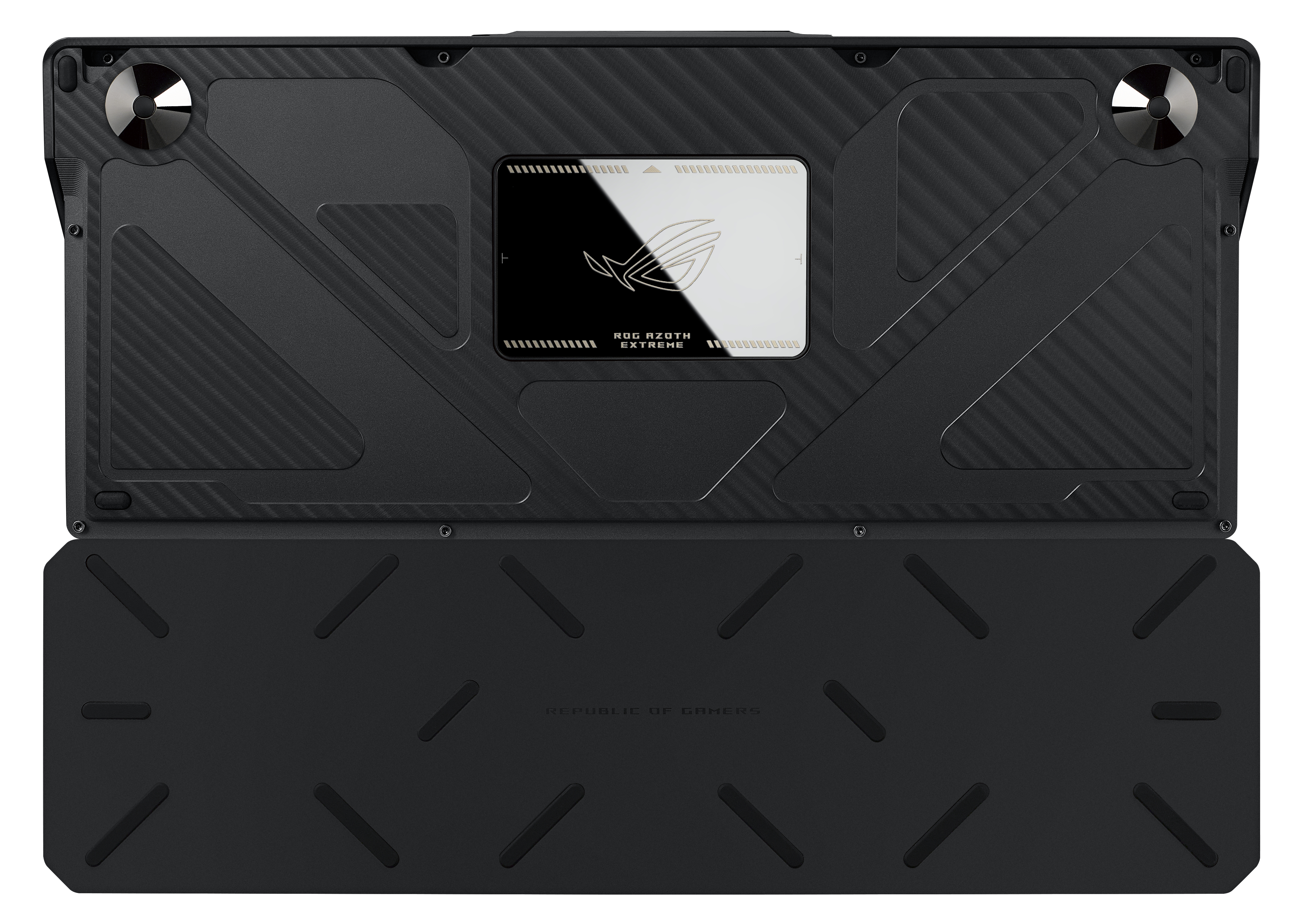 Spód czarnej klawiatury z logo i wzorem ROG. Tył ma teksturę włókna węglowego.