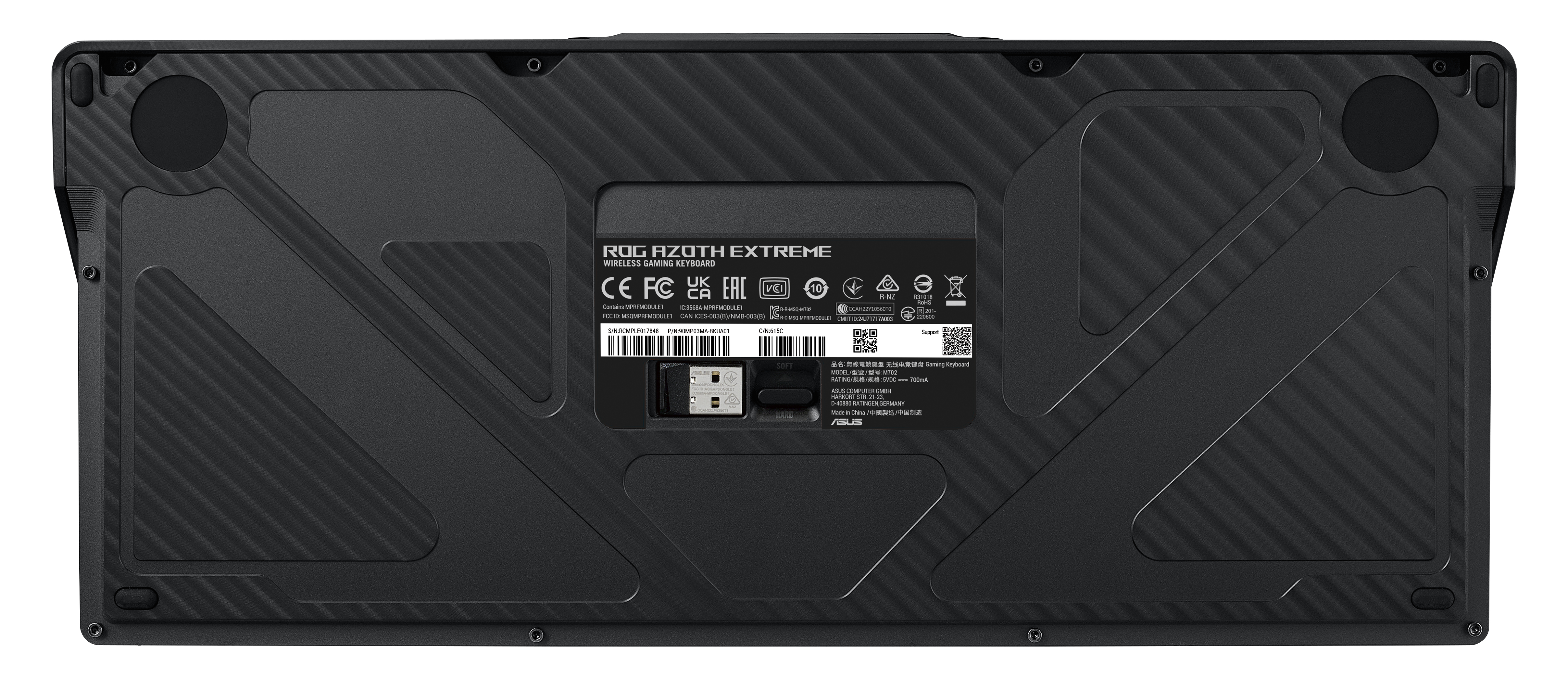 Spód czarnej klawiatury z teksturowanym wzorem i etykietami informacyjnymi, zawiera port USB.