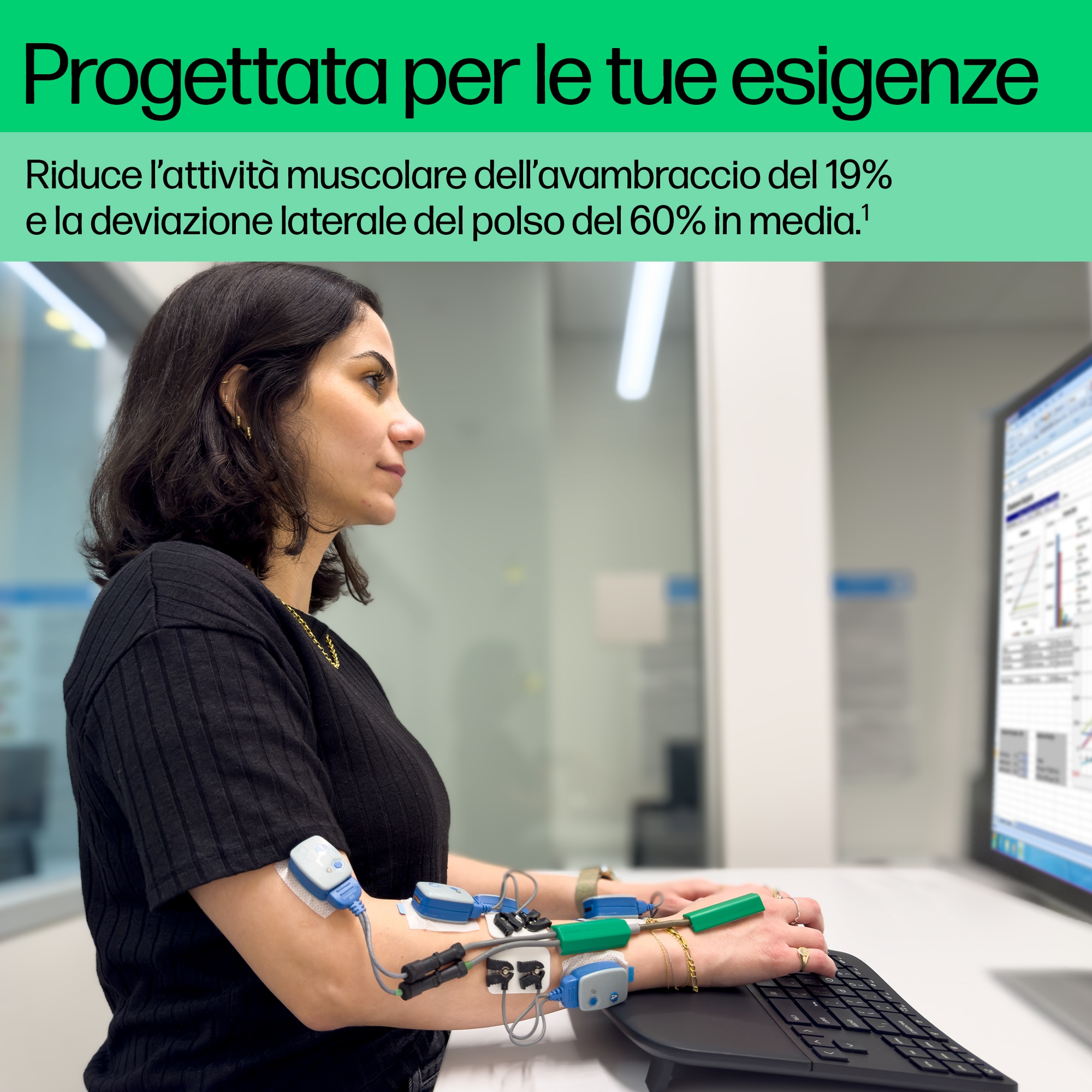 Donna usa tastiera con sensori, su scrivania, schermo nero.
