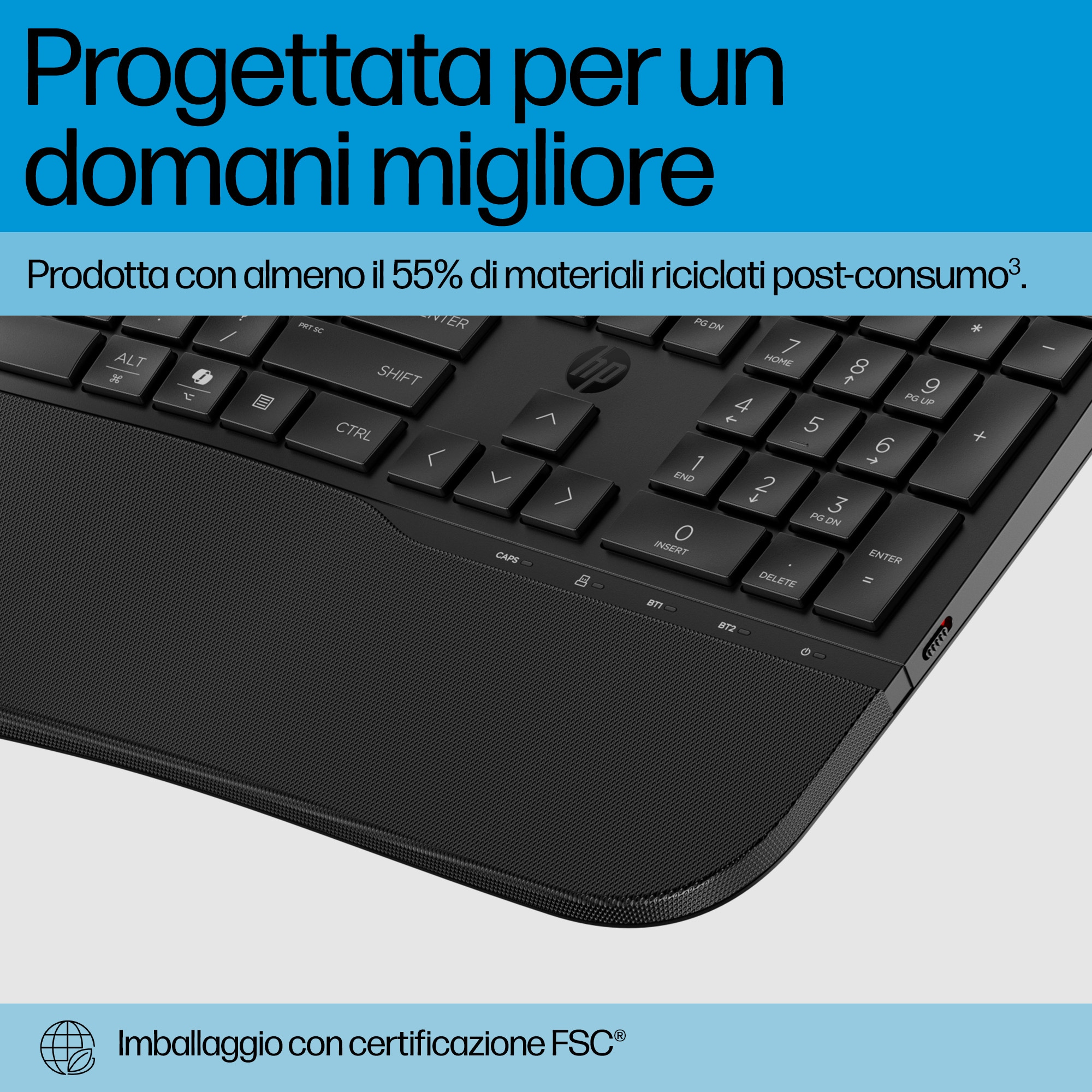 Primo piano di una tastiera nera con poggiapolsi. Lo sfondo ha un testo sul riciclo.