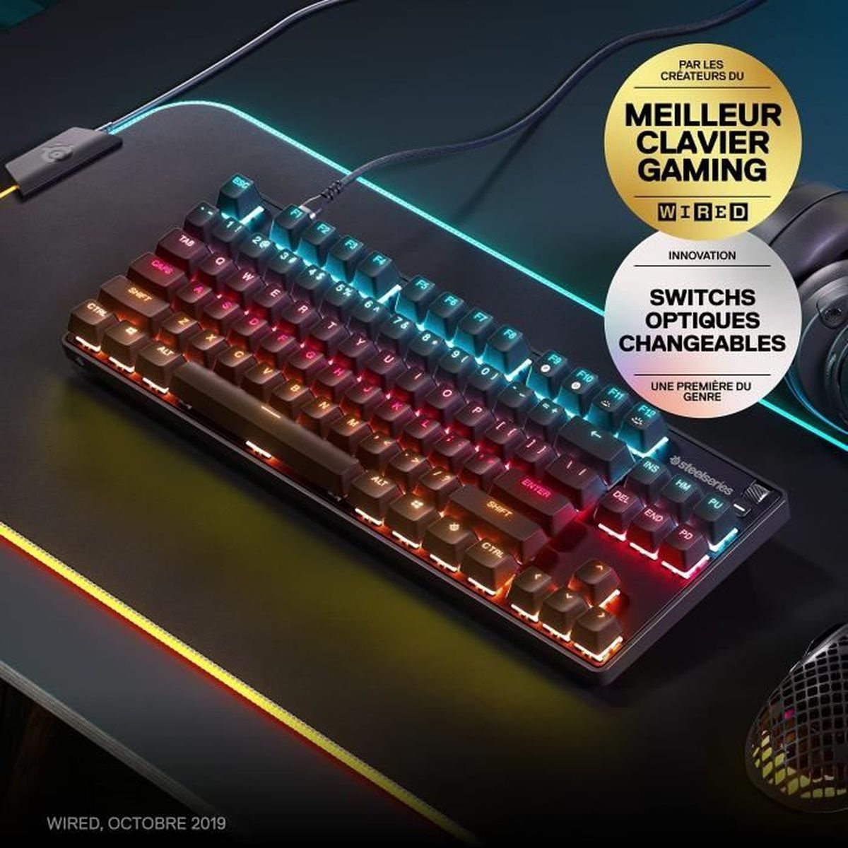 Tastiera SteelSeries nera con illuminazione RGB e tasti multimediali. La tastiera è su una superficie nera.