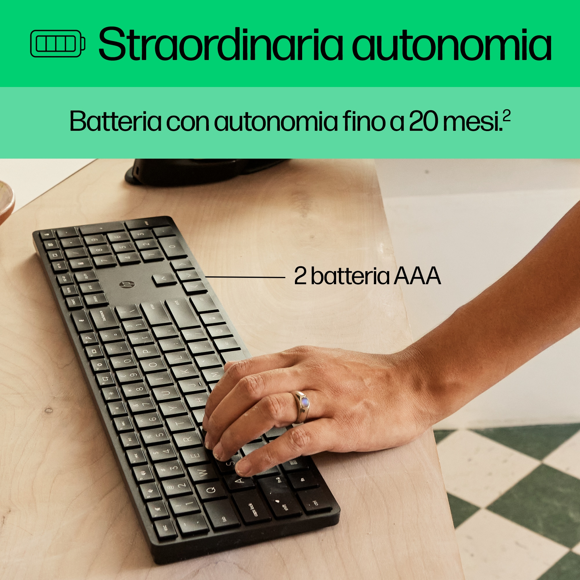 La mano di una persona su una tastiera nera. Il testo dice 'Straordinaria autonomia' e '2 batterie AAA'.