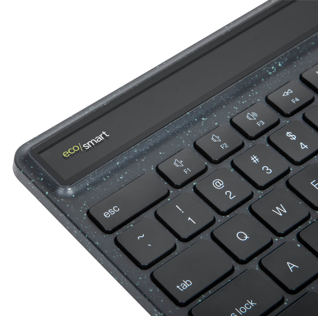 Primer plano de un teclado gris con teclas negras, con un logotipo eco/smart.