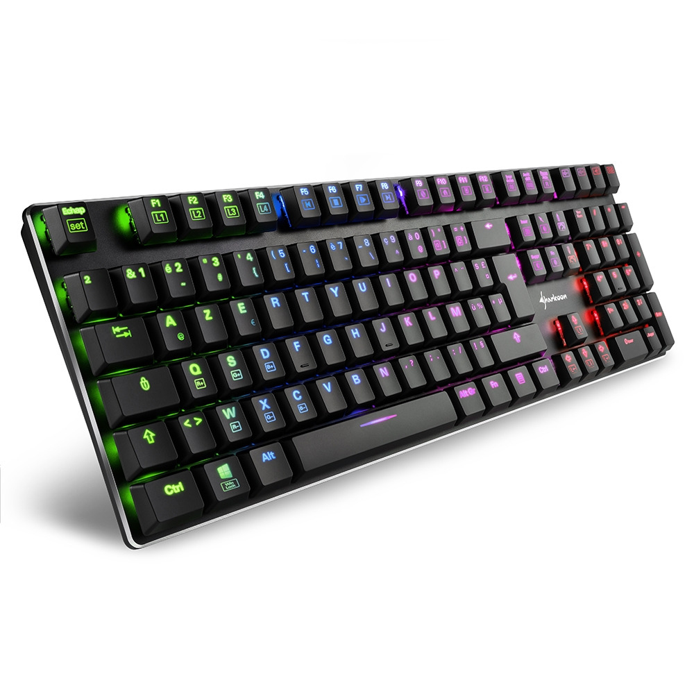 Tastiera nera con illuminazione RGB. Ha un design angolato e tasti colorati.