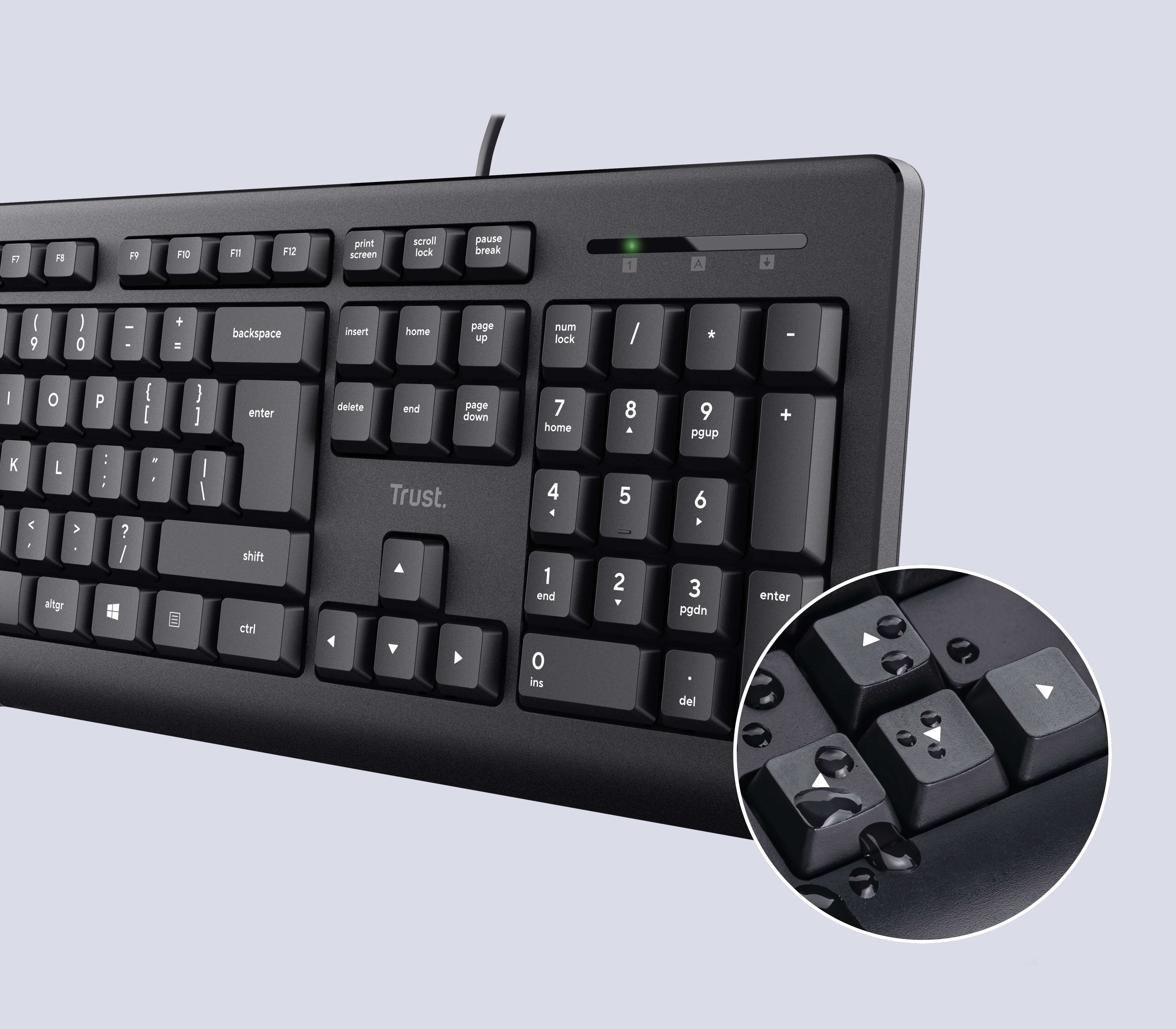 Schwarze Tastatur mit Tasten. Nahaufnahme zeigt Tasten mit Wassertropfen. Grauer Hintergrund.