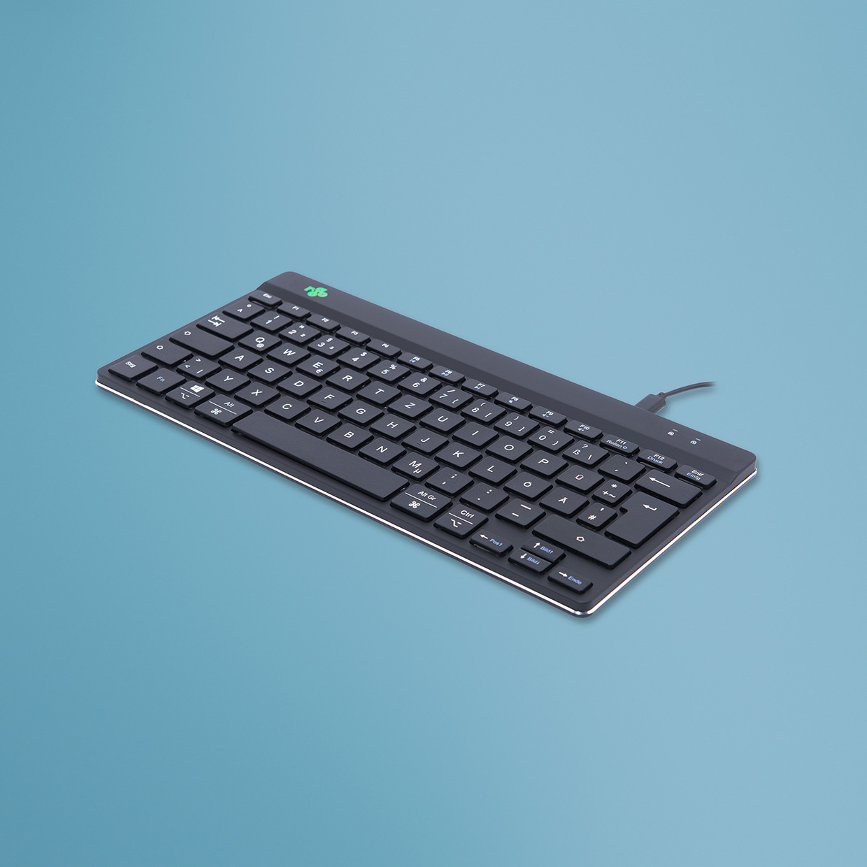 Schwarze Tastatur auf tealfarbenem Hintergrund. Die Tastatur ist kompakt und hat weiße Tasten. Sie hat ein USB-Kabel.