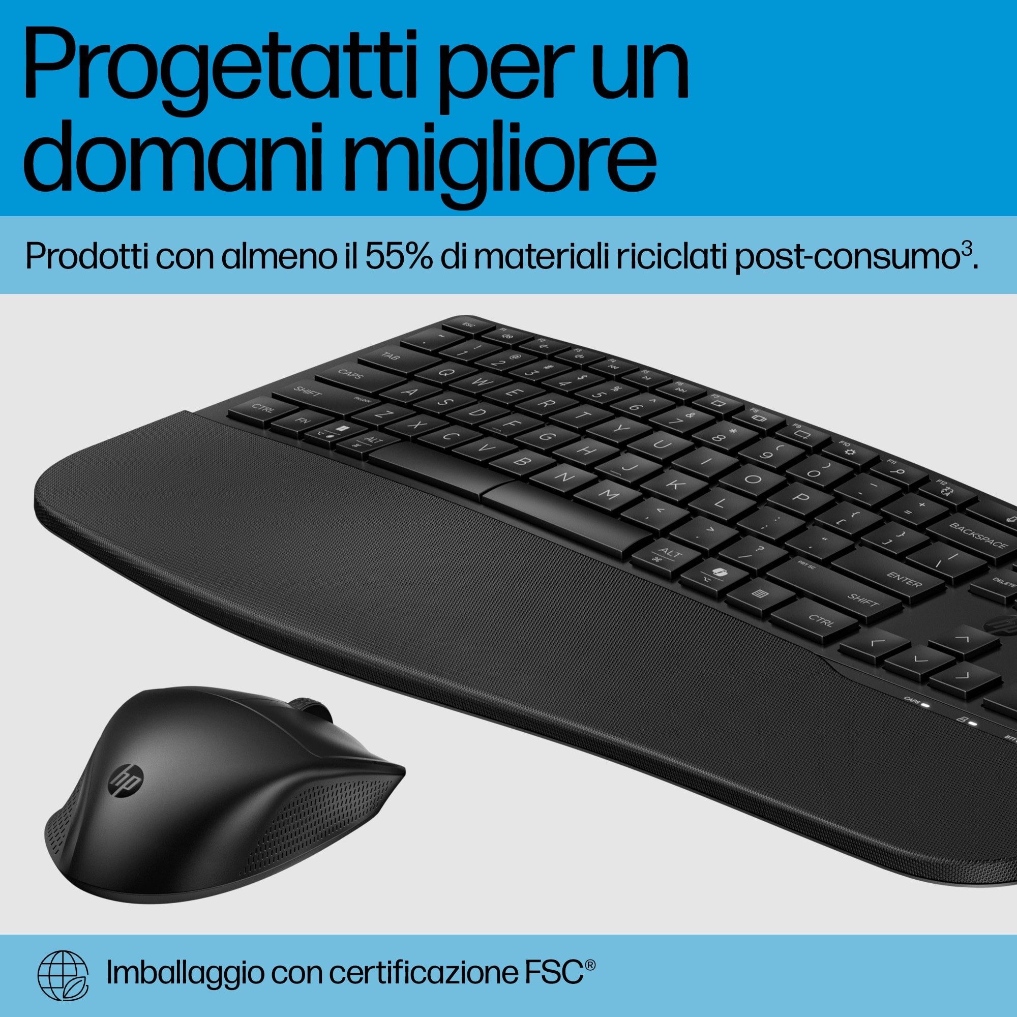 Set tastiera e mouse neri con testo italiano, su superficie nera. Logo FSC presente.