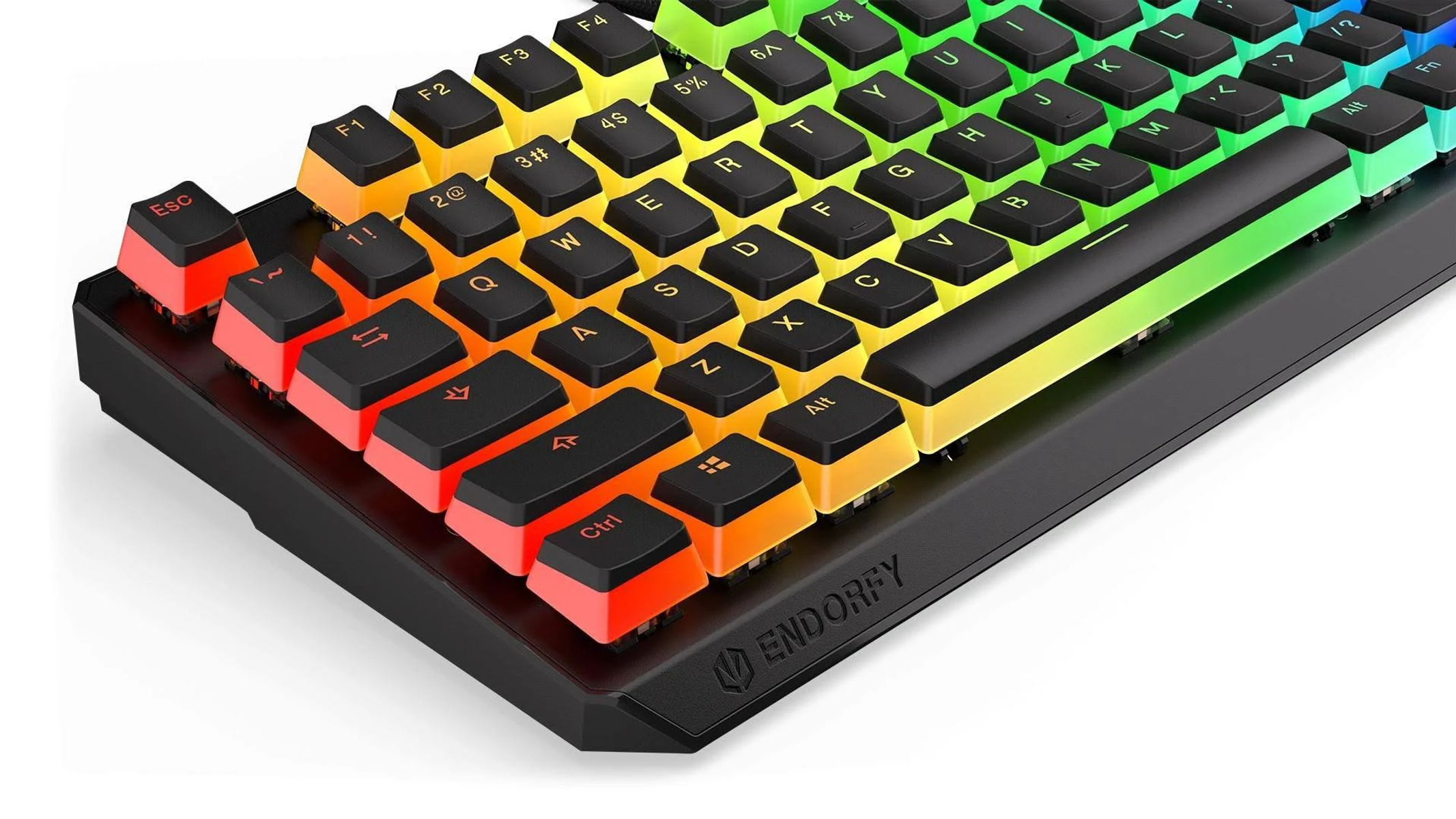 Primo piano di una tastiera nera con tasti retroilluminati arcobaleno. I tasti sono neri.