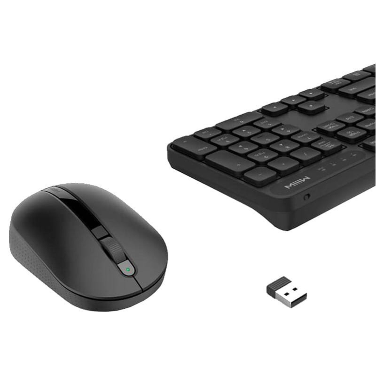 Tastiera, mouse e ricevitore USB neri. Sfondo bianco. Il mouse è a sinistra.