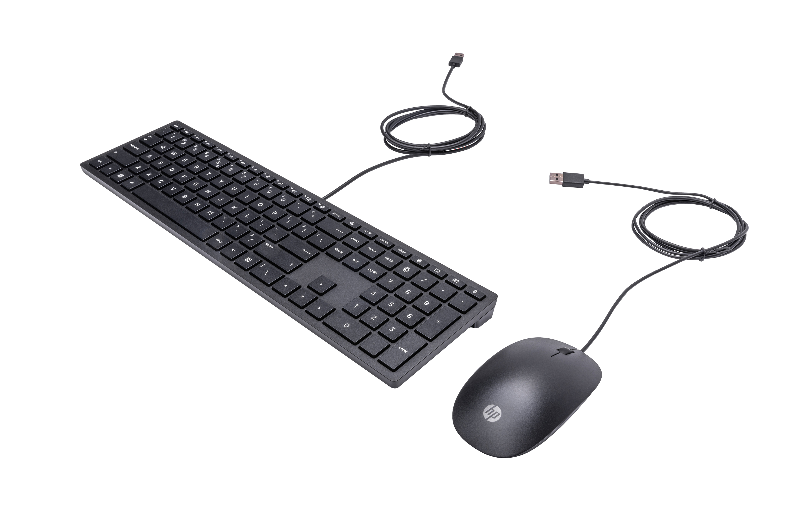 Set tastiera e mouse neri con cavi su sfondo bianco. Il mouse è sul lato destro.