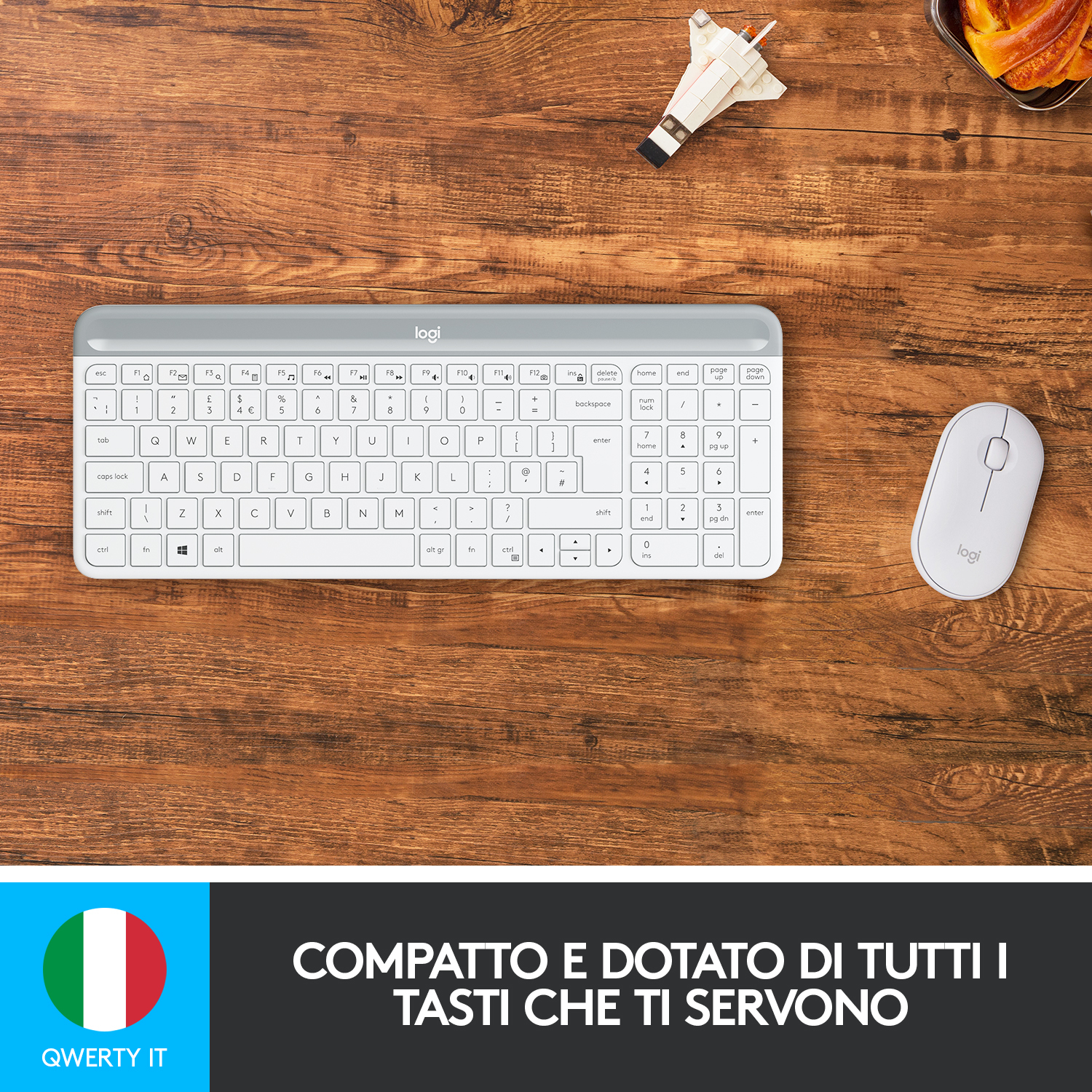 Weiße Tastatur und Maus auf einem Holztisch, mit italienischem Text darunter.