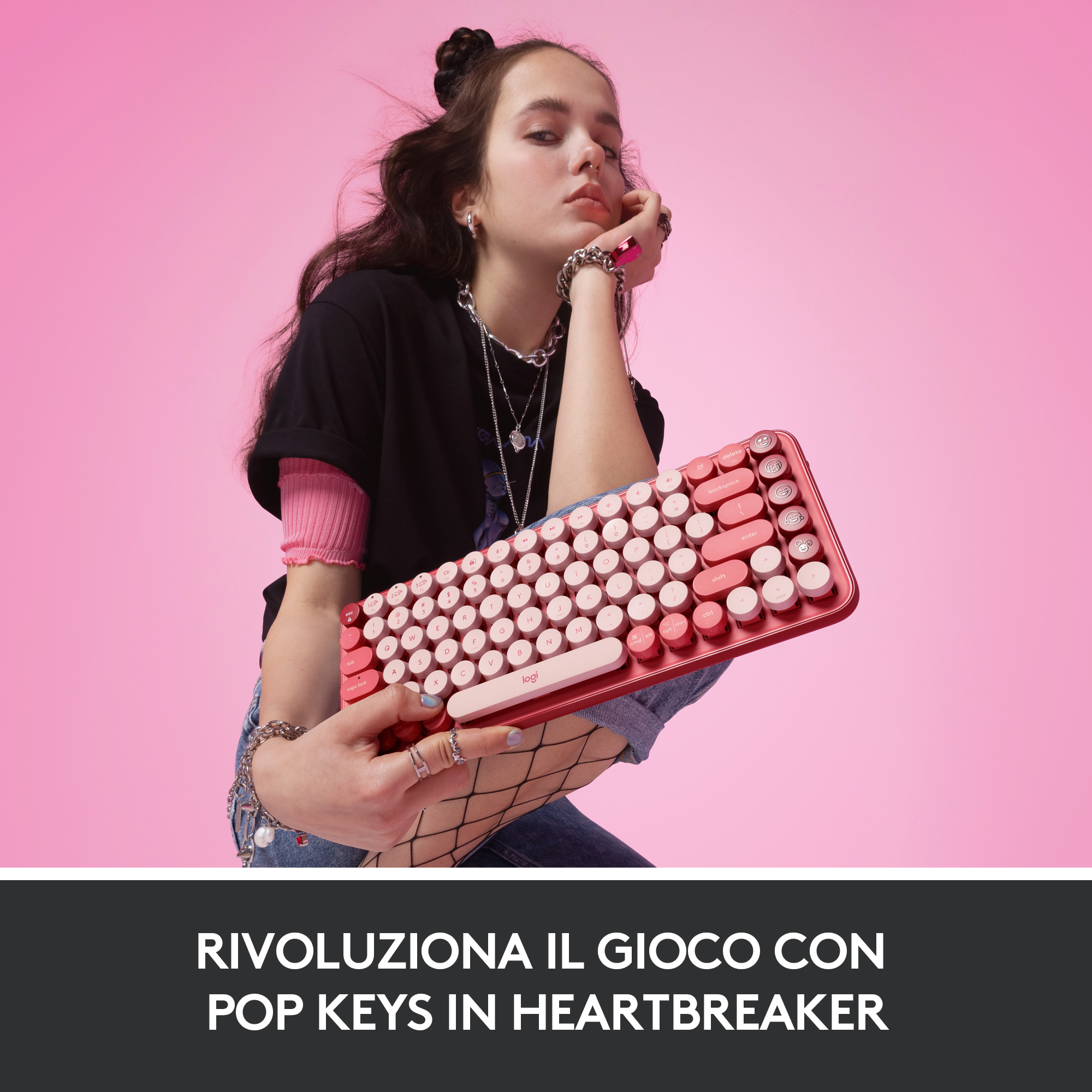 Donna che tiene una tastiera rosa con tasti bianchi, sfondo rosa.