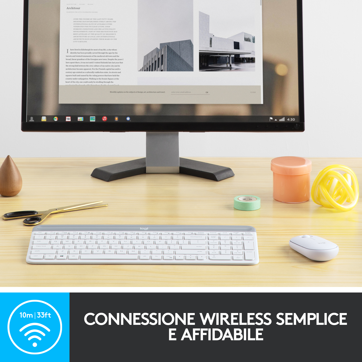 Computer-Setup mit Tastatur, Maus, Monitor und Zubehör auf einem Holztisch.