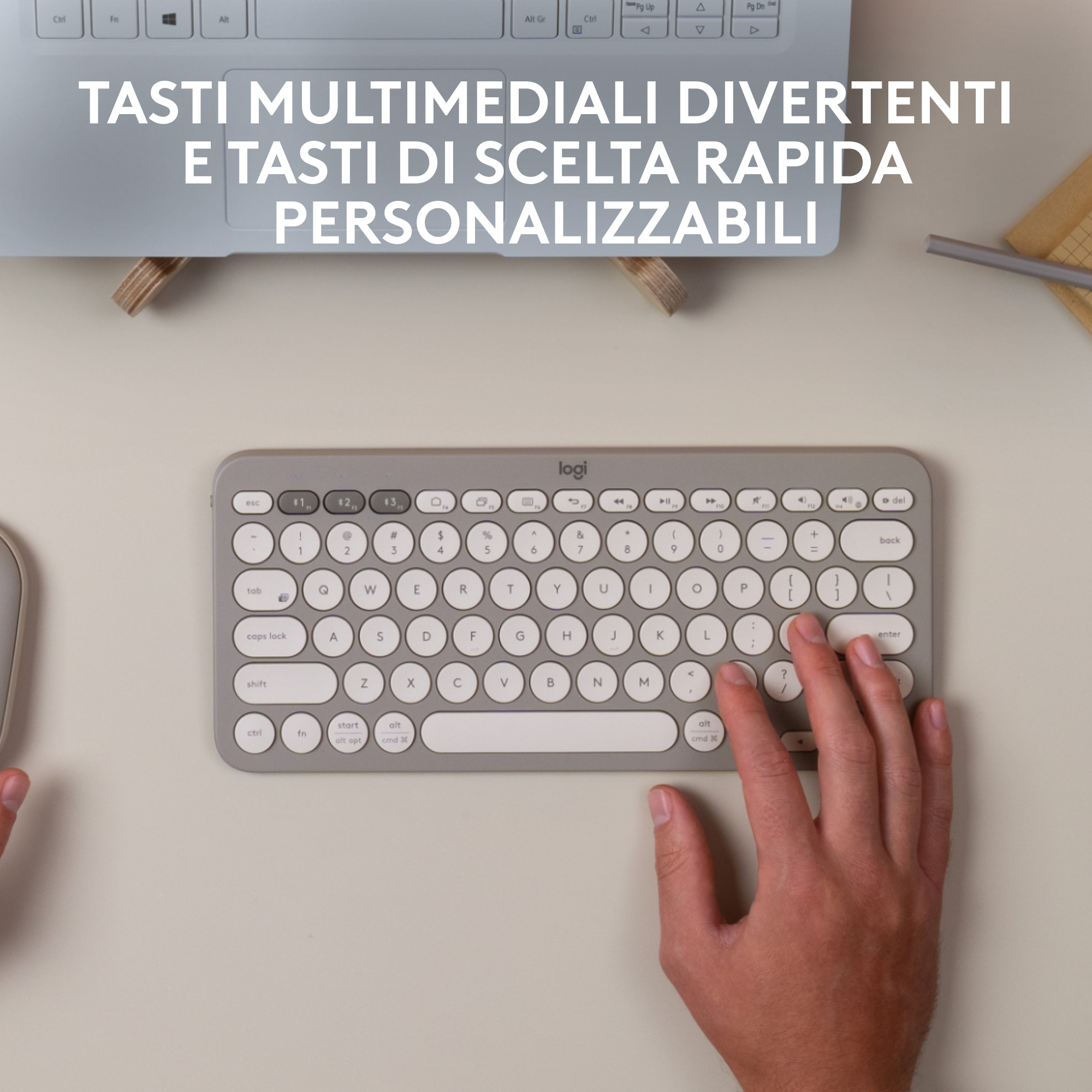 Tastiera Logi grigia con una mano sopra. Il testo dice tasti multimediali e tasti personalizzabili.
