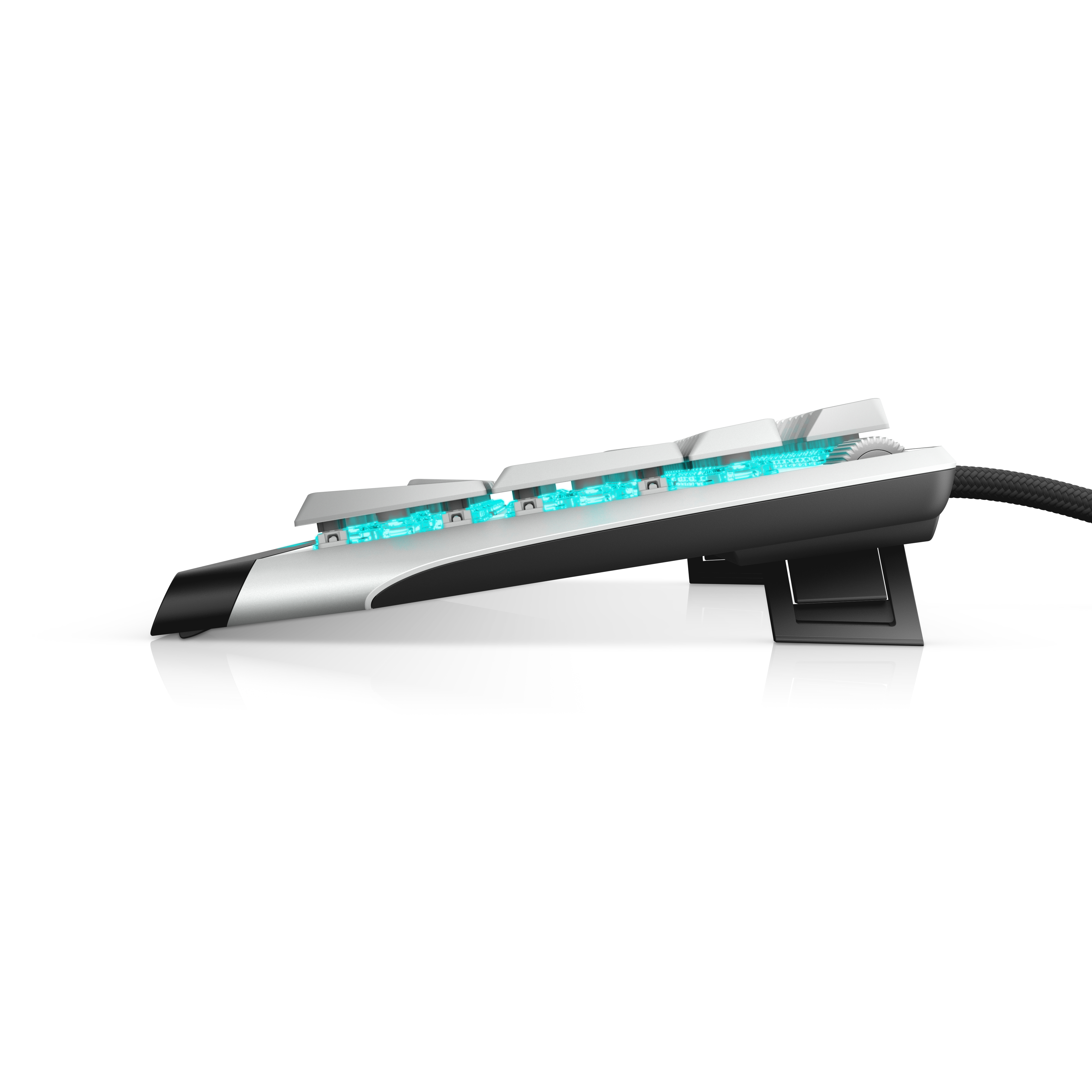 Seitenansicht einer weißen und schwarzen Gaming-Tastatur mit beleuchteten Tasten, nach oben geneigt.