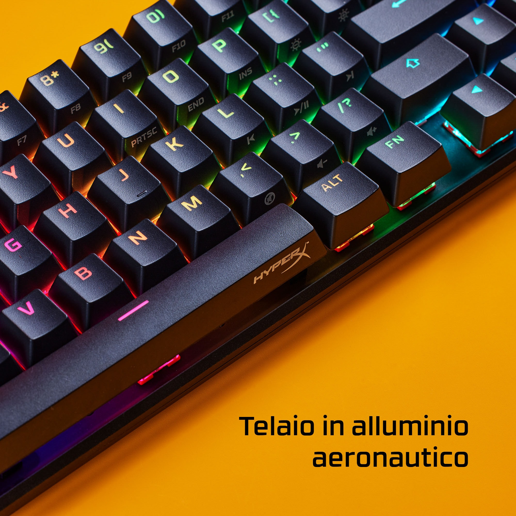 Nahaufnahme einer schwarzen Tastatur mit roten und orangen Akzenten. Auf orangefarbenem Hintergrund.