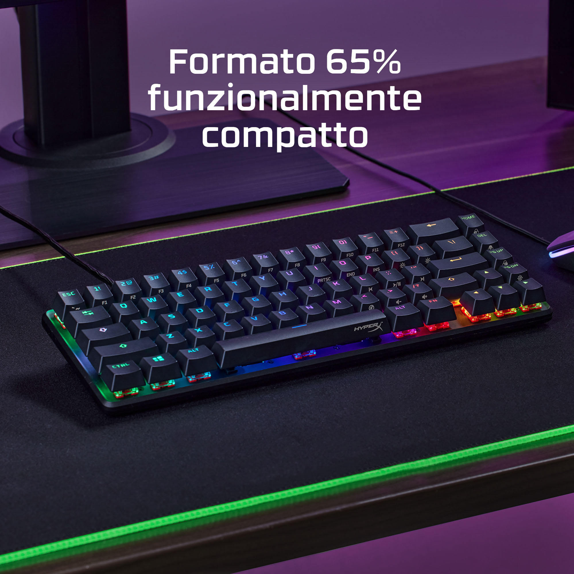 Schwarze Tastatur mit bunten, hintergrundbeleuchteten Tasten auf schwarzem Mousepad.