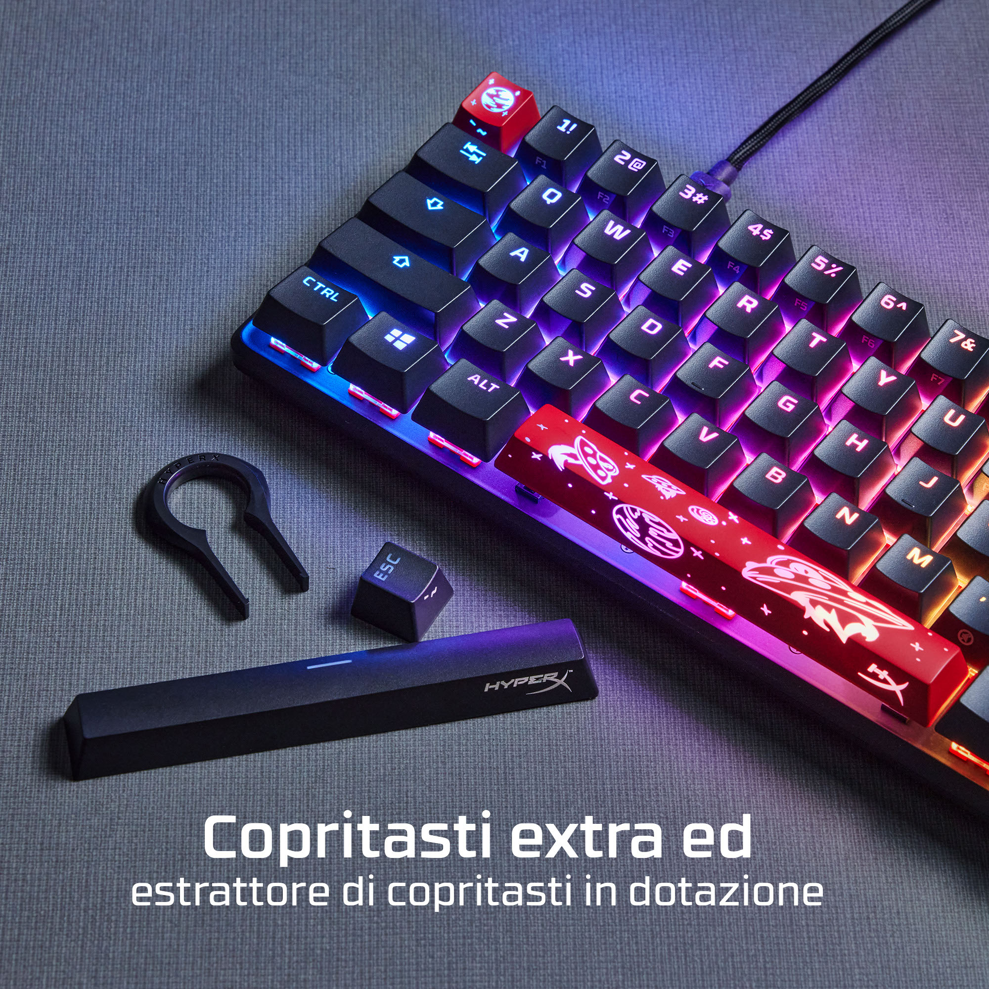 Nahaufnahme einer Tastatur mit zusätzlichen Tastenkappen und einem Tastenkappenabzieher.
